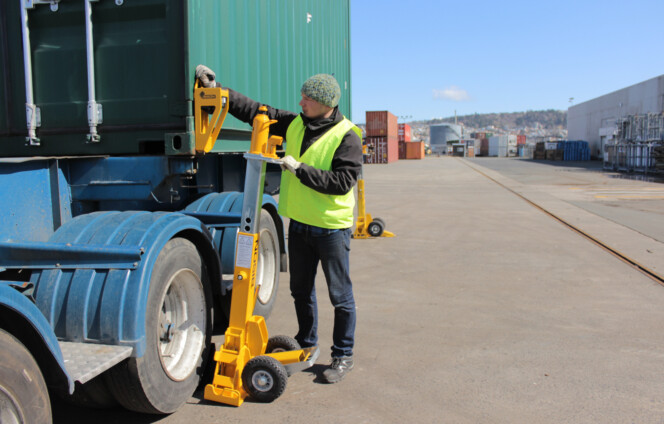 Containerhandling ohne Kran: Mobile Hebesysteme für flexible Logistik